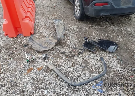 2015 Jeep Cherokee Latitude z USA, uszkodzony, nr VIN 1C4PJMCB3FW623103